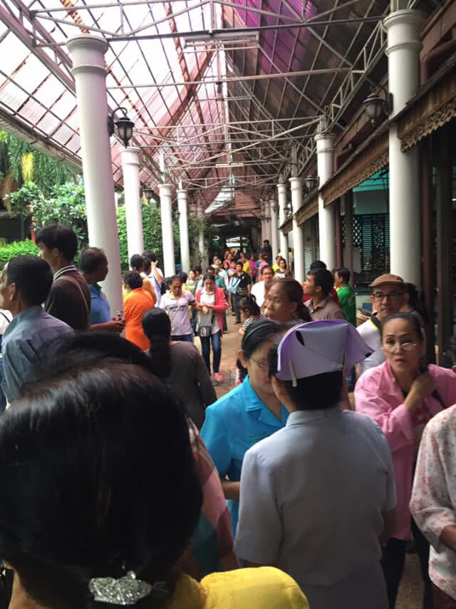 หมอ พยาบาลแตกตื่น อพยพคนไข้หนีอลหม่าน!! ไฟไหม้สายไฟฟ้าแรงสูง รพ.