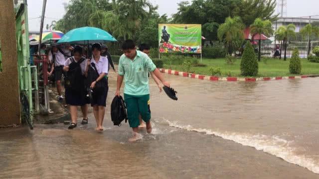 ฝนตกหนักน้ำระบายไม่ทันท่วมถนนหน้าโรงเรียนนักเรียนหิ้วกระเป๋า-รองเท้าลุยน้ำท่วม
