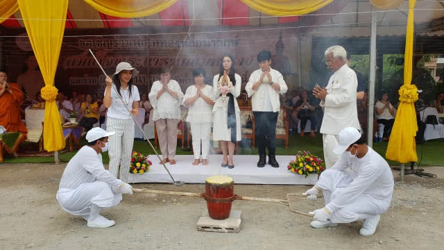 ออเจ้า"เบลล่า ราณี" ชวนครอบครัวร่วมพิธีบุญวัดดัง