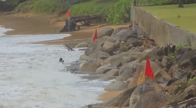 ปักธงแดงริมหาดเขาหลัก เตือน นทท.ห้ามเล่นน้ำเด็ดขาด (ชมคลิป)