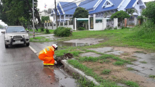 ตำรวจไทยทำได้!!  โบกรถเสร็จ เก็บเศษดิน-เศษใบไม้อุดช่องระบายน้ำ