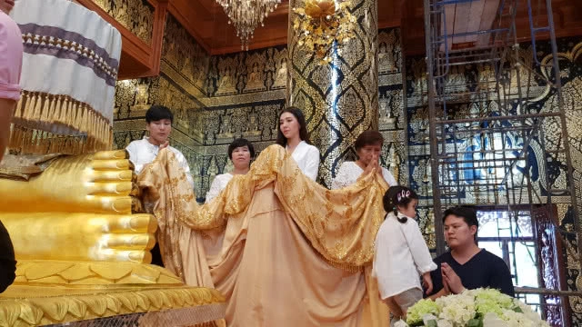 ออเจ้า"เบลล่า ราณี" ชวนครอบครัวร่วมพิธีบุญวัดดัง