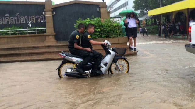 ฝนตกหนักน้ำระบายไม่ทันท่วมถนนหน้าโรงเรียนนักเรียนหิ้วกระเป๋า-รองเท้าลุยน้ำท่วม