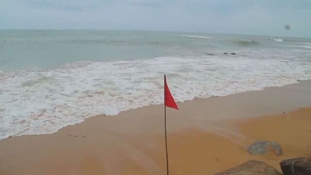 ปักธงแดงริมหาดเขาหลัก เตือน นทท.ห้ามเล่นน้ำเด็ดขาด (ชมคลิป)