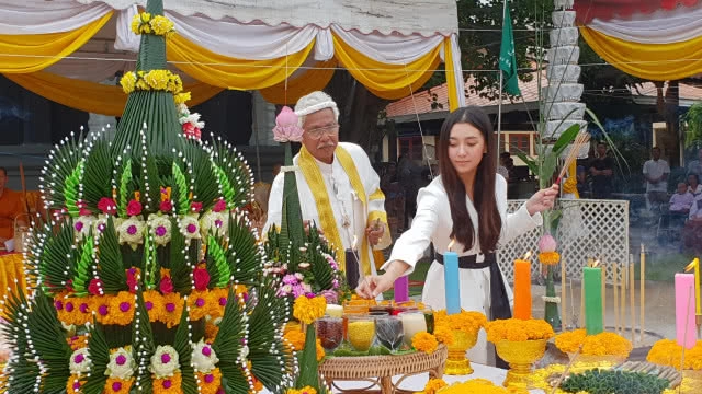 ออเจ้า"เบลล่า ราณี" ชวนครอบครัวร่วมพิธีบุญวัดดัง