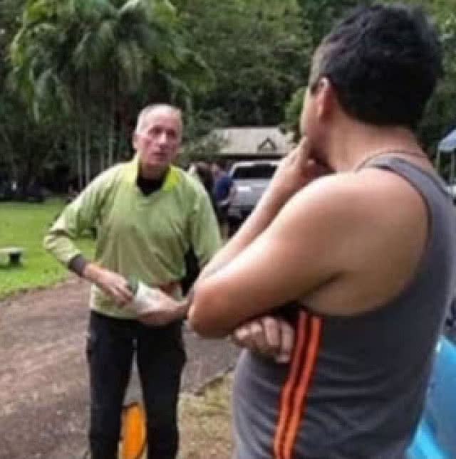 "ลุงเวิร์น" นำของมามอบให้ 13 หมูป่าถึงโรงพยาบาล