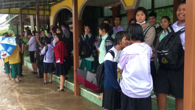 ฝนตกหนักน้ำระบายไม่ทันท่วมถนนหน้าโรงเรียนนักเรียนหิ้วกระเป๋า-รองเท้าลุยน้ำท่วม