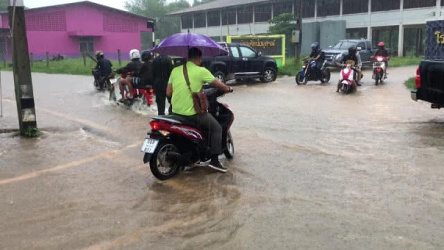 ฝนตกหนักน้ำระบายไม่ทันท่วมถนนหน้าโรงเรียนนักเรียนหิ้วกระเป๋า-รองเท้าลุยน้ำท่วม