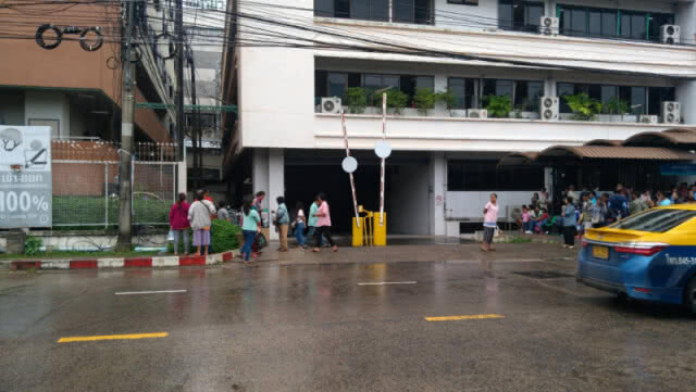 หมอ พยาบาลแตกตื่น อพยพคนไข้หนีอลหม่าน!! ไฟไหม้สายไฟฟ้าแรงสูง รพ.