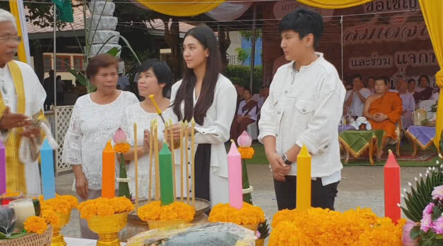 เบลล่า ร่วมหล่อพระรูป สมเด็จพระนารายณ์มหาราช ที่สมุทรสาคร (ชมภาพชุด)