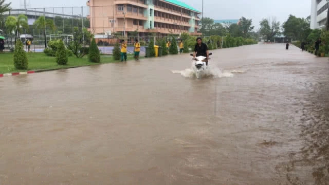 ฝนตกหนักน้ำระบายไม่ทันท่วมถนนหน้าโรงเรียนนักเรียนหิ้วกระเป๋า-รองเท้าลุยน้ำท่วม