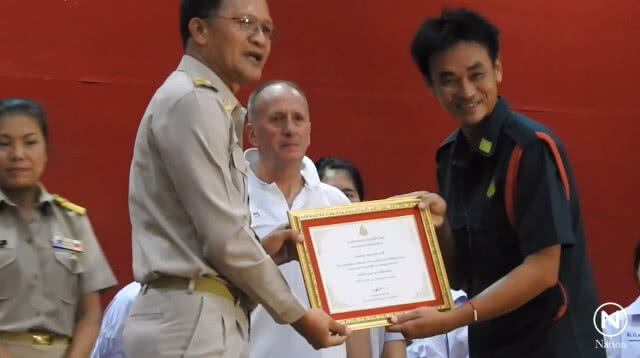 มอบเกียรติบัตรเชิดชู "เวิร์น อันสเวิร์ธ"