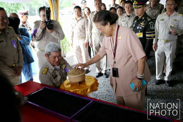 สมเด็จพระเทพฯ เสด็จพระราชดำเนินทรงดำนาที่แปลงนาสาธิตโรงเรียนนายร้อยพระจุลจอมเกล้า(ภาพชุด)