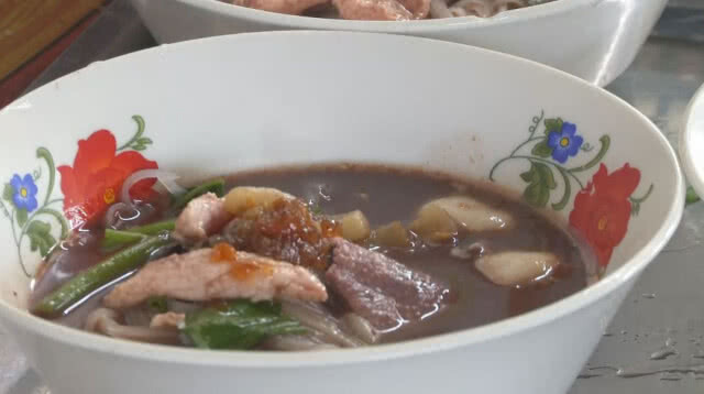 "ก๋วยเตี๋ยวสิบเอก" ที่พิจิตร - แค่ 10 บาทก็อิ่มได้ (ชมคลิป)