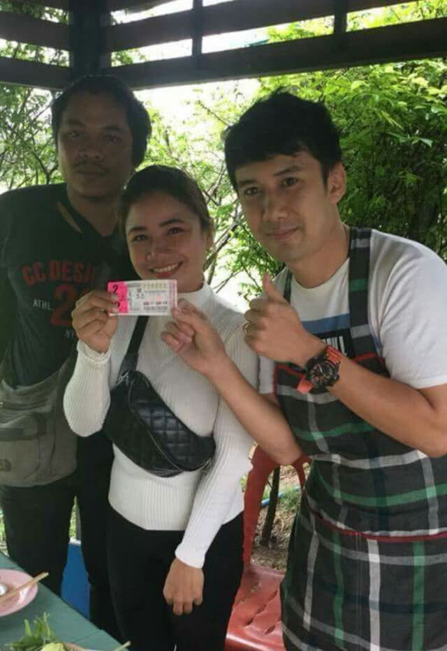 เจ้าของร้านเนื้อย่าง เฮลั่นร้าน ถูกรางวัลที่หนึ่ง 12 ล้าน