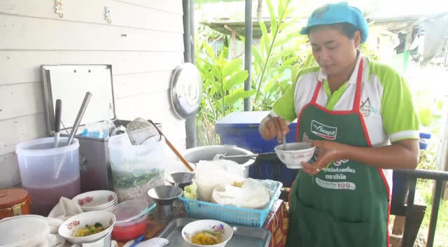 "ก๋วยเตี๋ยวสิบเอก" ที่พิจิตร - แค่ 10 บาทก็อิ่มได้ (ชมคลิป)