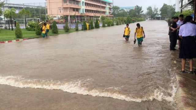 ฝนตกหนักน้ำระบายไม่ทันท่วมถนนหน้าโรงเรียนนักเรียนหิ้วกระเป๋า-รองเท้าลุยน้ำท่วม