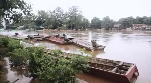 พายุฝนถล่ม! ชายแดน-แม่น้ำเมยใกล้ล้นตลิ่ง  (มีคลิป)