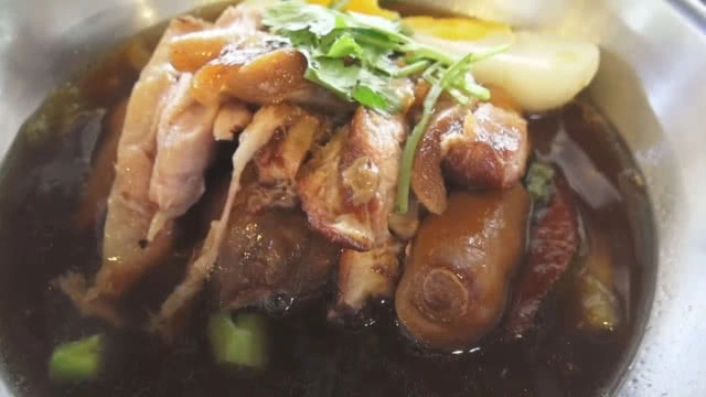 ข้าวขาหมูระยองเจ้าอร่อย ใกล้สี่แยกตะพง (ชมคลิป)