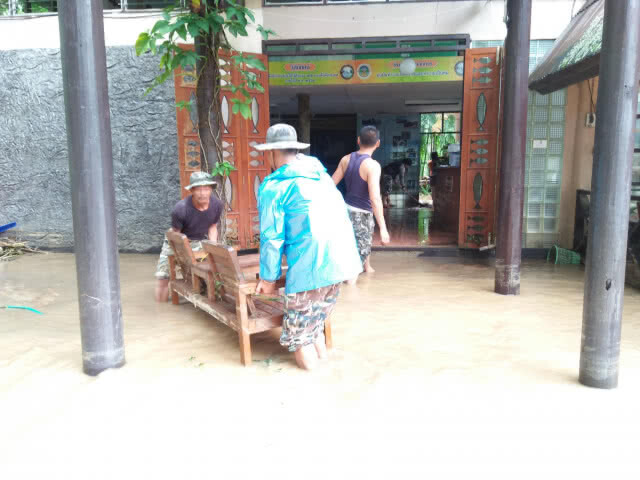 น้ำป่าทะลักท่วมอุทยานฯ ถ้ำปลาหนักสุดในรอบ 10 ปี