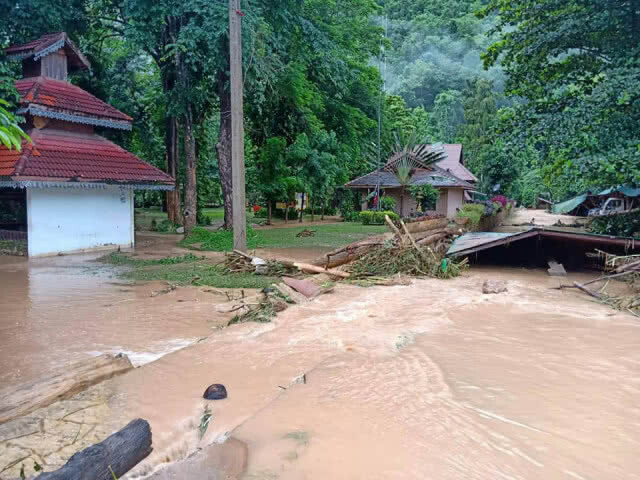 น้ำป่าทะลักท่วมอุทยานฯ ถ้ำปลาหนักสุดในรอบ 10 ปี