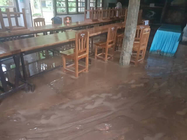 น้ำป่าทะลักท่วมอุทยานฯ ถ้ำปลาหนักสุดในรอบ 10 ปี