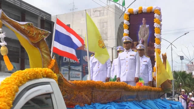 จัดงานประเพณีแข่งขันเรือยาวเข้าพรรษาชิงถ้วยพระราชทาน (มีคลิป)