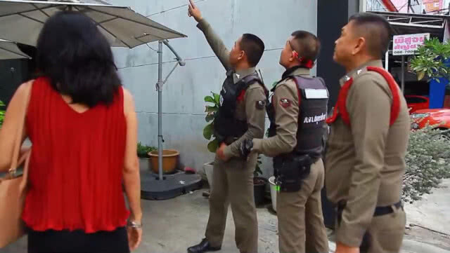 หนุ่มเก็บของเก่าเพี้ยนปีนระเบียงชั้น 4 ร้านยางรถยนต์ อ้างขึ้นไปถ่ายวิว
