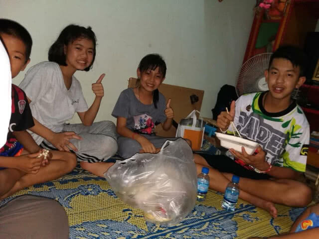 ชื่นมื่น!! "หมูป่า" กลับบ้านแล้ว