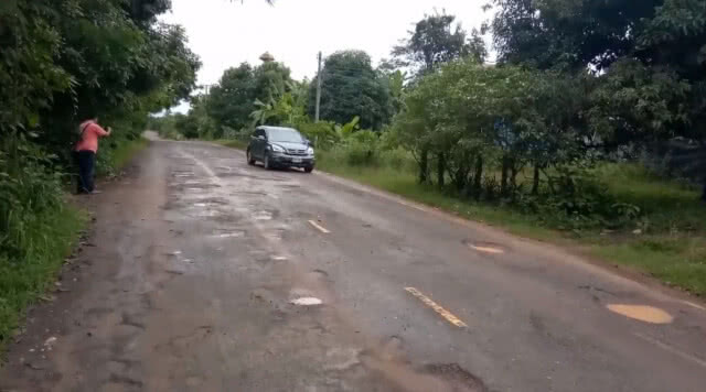 ชาวบ้านทนไม่ไหว!! ถนนเข้าหมู่บ้านพังเป็นหลุมเป็นบ่อมานานหลายปี