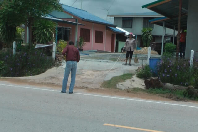 ยืดเยื้อพิพาทเสาไฟฟ้าแรงสูงพาดผ่านบ้านเรือน