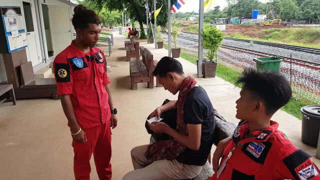 หนุ่มจะฆ่าตัวตายในตลาด ชาวบ้านช่วยไว้สุดท้ายพบเคยทำมาหลายครั้งหวังเรี่ยไรเงิน