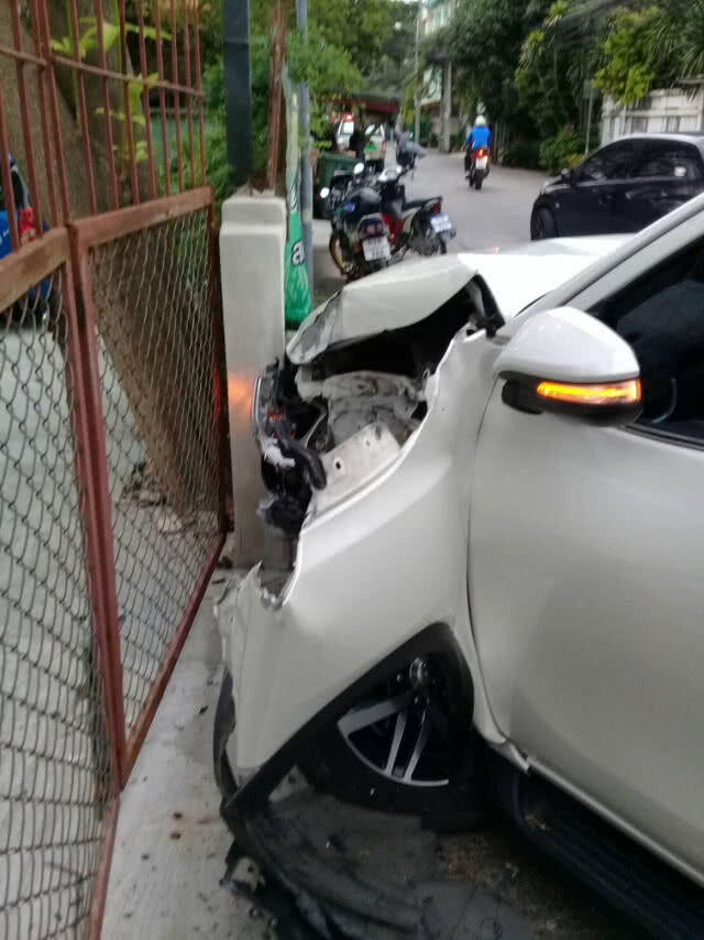 รอดหวุดหวิด!!! (คลิป)วินาทีสาวใหญ่ยืนรออยู่ดีๆ รถพุ่งเข้ามาชนเฉย!
