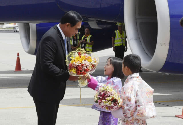 (ภาพชุด) นายกฯ นั่งเครื่อง เยือนภูฏาน