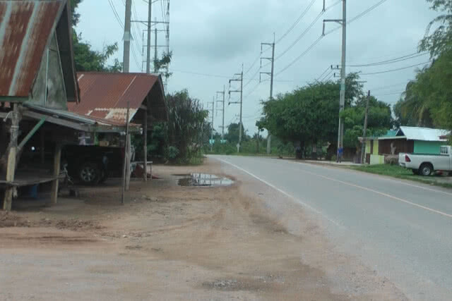 ยืดเยื้อพิพาทเสาไฟฟ้าแรงสูงพาดผ่านบ้านเรือน