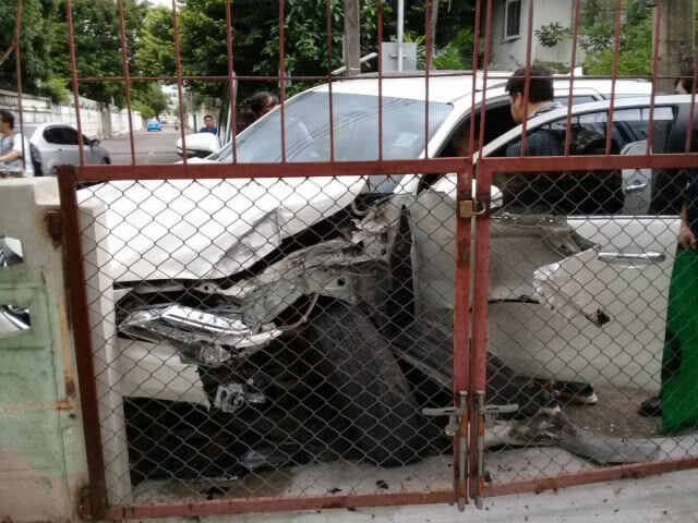 รอดหวุดหวิด!!! (คลิป)วินาทีสาวใหญ่ยืนรออยู่ดีๆ รถพุ่งเข้ามาชนเฉย!