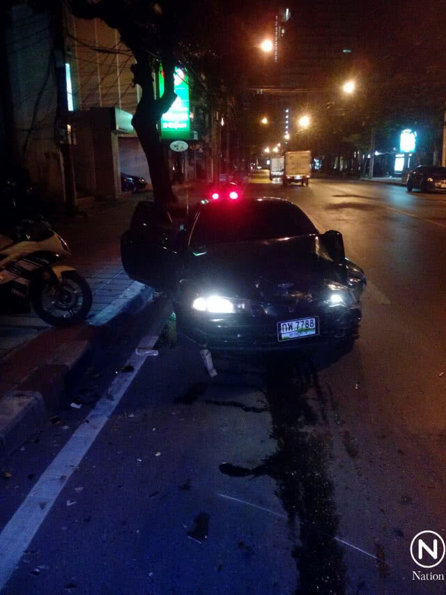 แท็กซี่กลับรถกะทันหัน หนุ่มสกุลดังเบรกไม่ทัน ชนท้ายอย่างจัง!