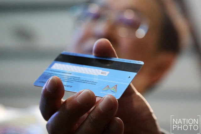 พิธีเปิดตัวบัตรคนจน ใช้กับรถไฟฟ้า MRT (ชมภาพชุด)
