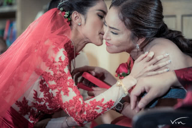 'อุ้ม-บอล' แห่ขันหมาก-จดทะเบียนสมรสแล้ว