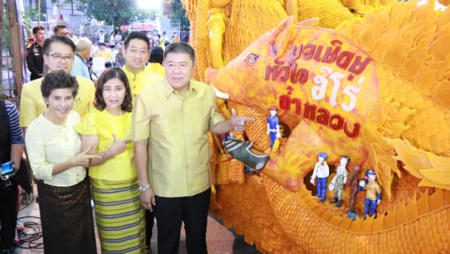 สีสันแห่เทียนโคราช ปั้นหุ่นฮีโร่ช่วยทีมหมูป่า-"นายกตู่" ปั่นจักรยานสามล้อ