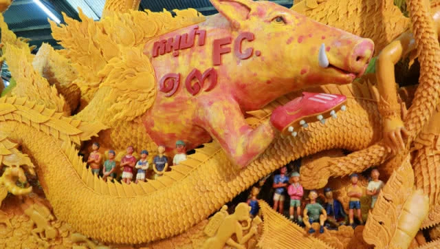 สีสันแห่เทียนโคราช ปั้นหุ่นฮีโร่ช่วยทีมหมูป่า-"นายกตู่" ปั่นจักรยานสามล้อ