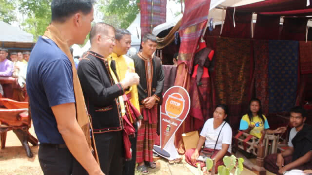 นทท.ร่วมสัมผัสมนต์เสน่ห์วิถีชีวิตคนกับช้างช็อปของดีโอทอป นวัตวิถี 85 ชุมชน