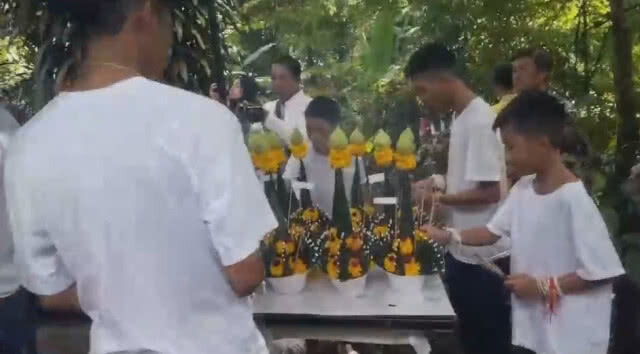 (คลิป) 13หมูป่า"ขอขมา"สิ่งศักดิ์สิทธิ์ถ้ำหลวง