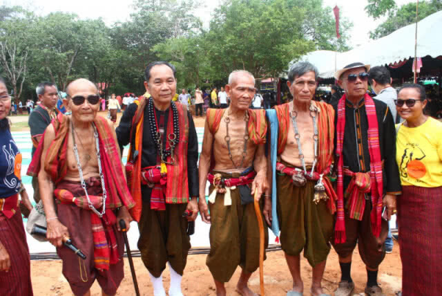 นทท.ร่วมสัมผัสมนต์เสน่ห์วิถีชีวิตคนกับช้างช็อปของดีโอทอป นวัตวิถี 85 ชุมชน