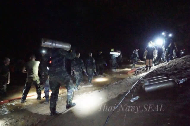 "ซีล" เปิดที่มาภาพ "จับมือ"ที่ถูกแชร์ไปทั่วโลกกับภารกิจช่วย 13 ทีมหมูป่า