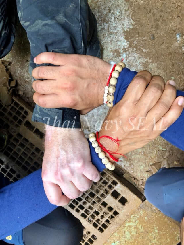 "ซีล" เปิดที่มาภาพ "จับมือ"ที่ถูกแชร์ไปทั่วโลกกับภารกิจช่วย 13 ทีมหมูป่า