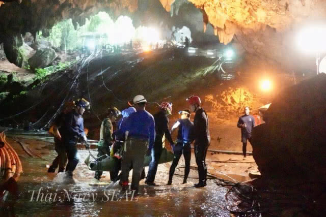 "ซีล" เปิดที่มาภาพ "จับมือ"ที่ถูกแชร์ไปทั่วโลกกับภารกิจช่วย 13 ทีมหมูป่า