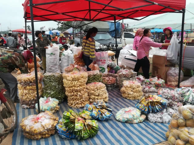 ชายแดน"สะงำ"คึกคักเขมรแห่ซื้อสินค้าไทยรับการเลือกตั้งกัมพูชา