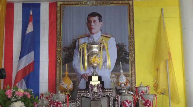 "เรือปัญญา ป.นำโชค" คว้าถ้วยพระราชทานที่วัดปทุมธานี (ชมคลิป)