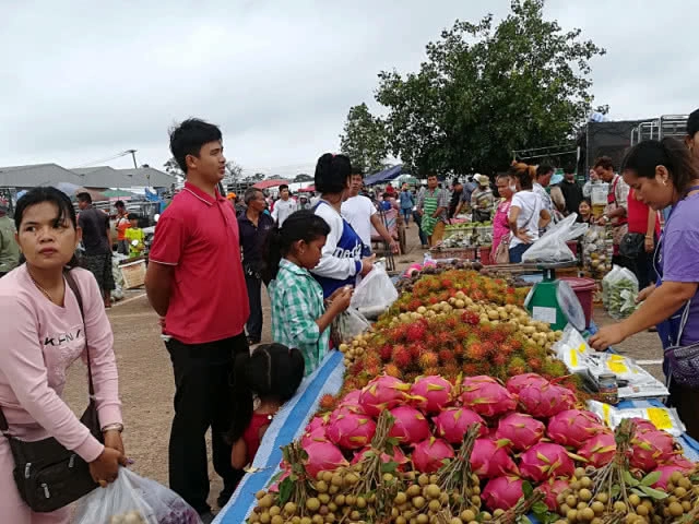 ชายแดน"สะงำ"คึกคักเขมรแห่ซื้อสินค้าไทยรับการเลือกตั้งกัมพูชา